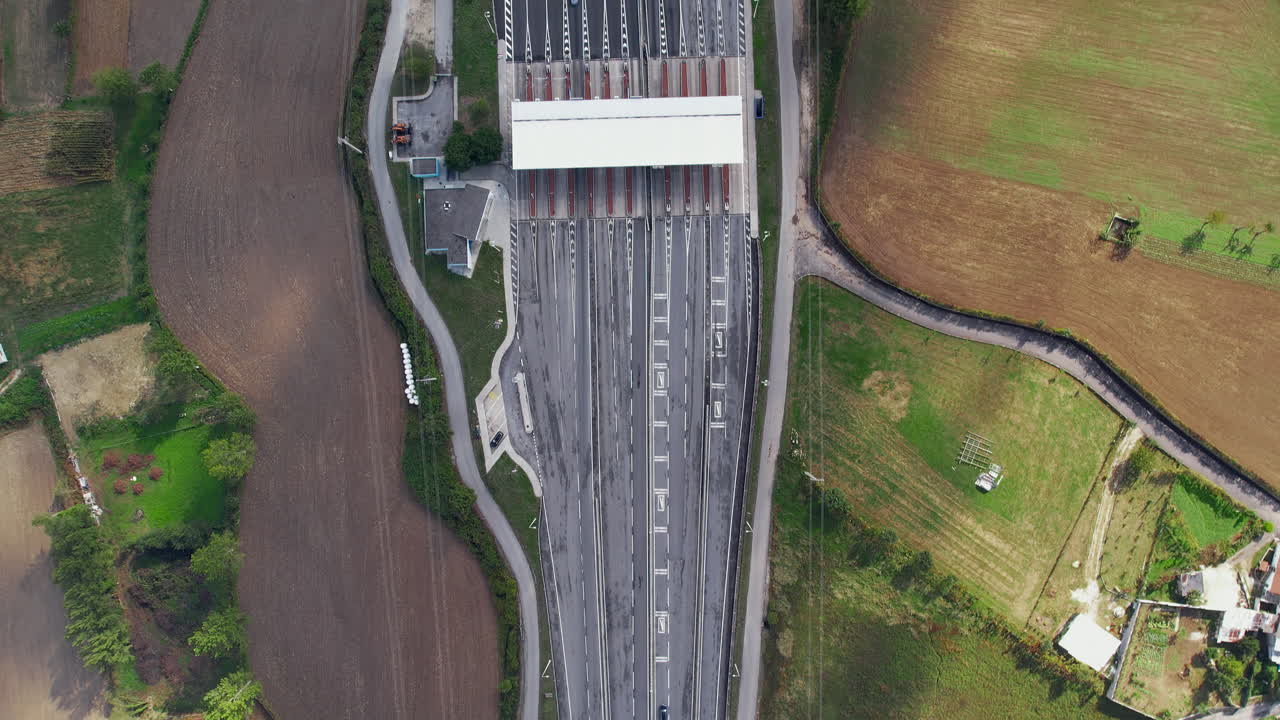 포르투갈 북부의 으로 둘러싸인 통행료 부스 고속도로