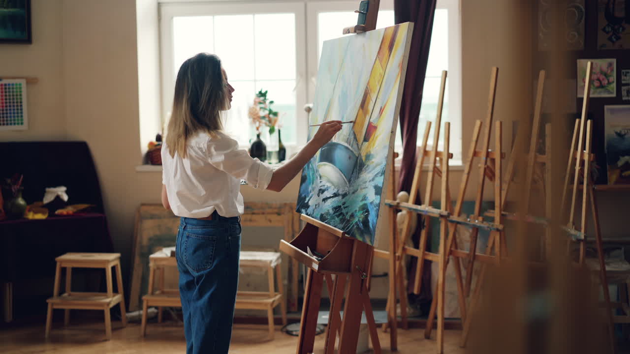 미술 스튜디오 에서 그림 을 그리는 여자