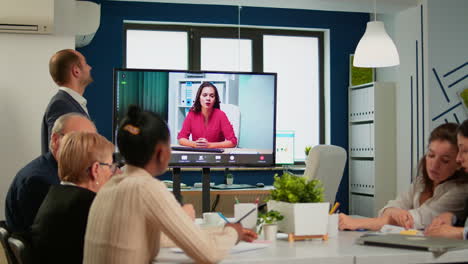 grupo de diversas personas de negocios hablando en videoconferencia con una mujer colega