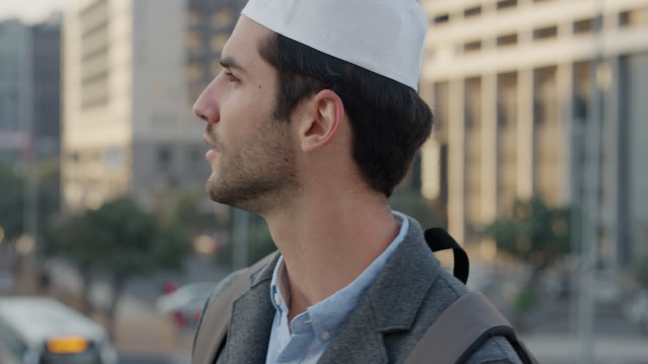 retrato de un joven turista árabe que usa un teléfono inteligente tomando fotos del hermoso paisaje urbano al atardecer disfrutando de un viaje turístico con sombrero kufi en cámara lenta