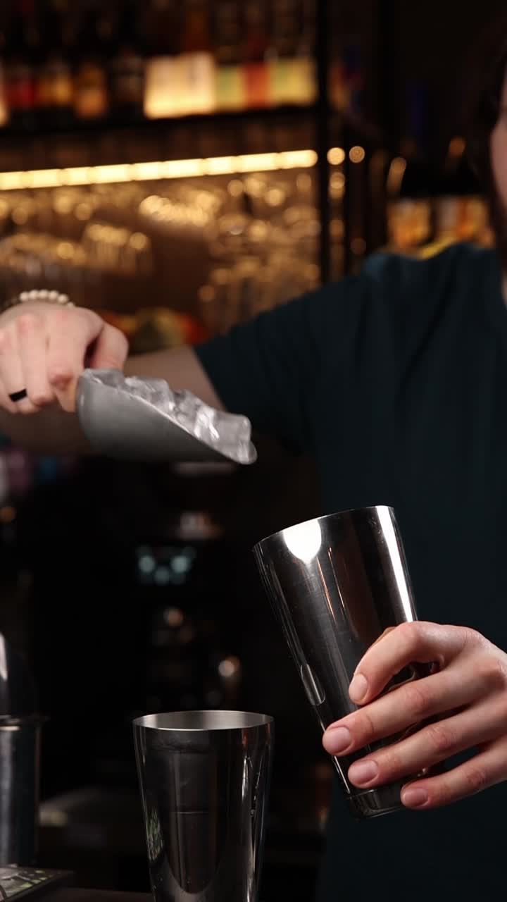 Il barista prepara un cocktail