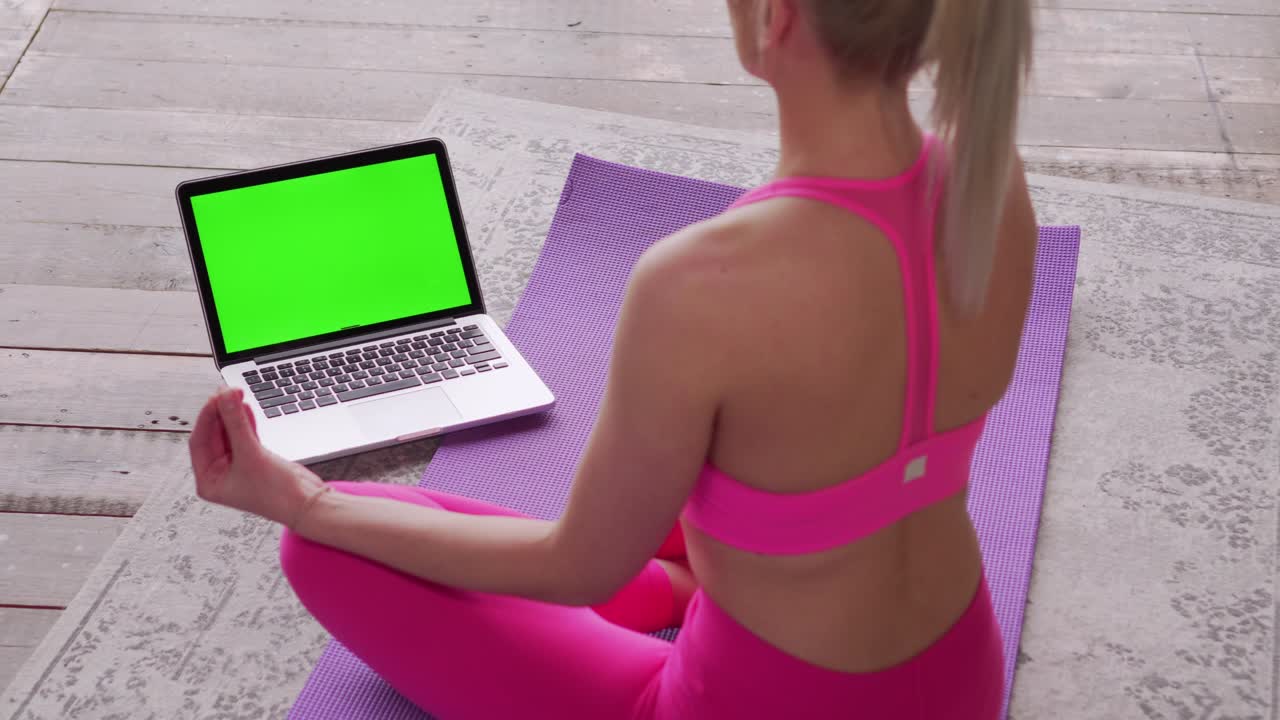 una mujer está meditando en casa.