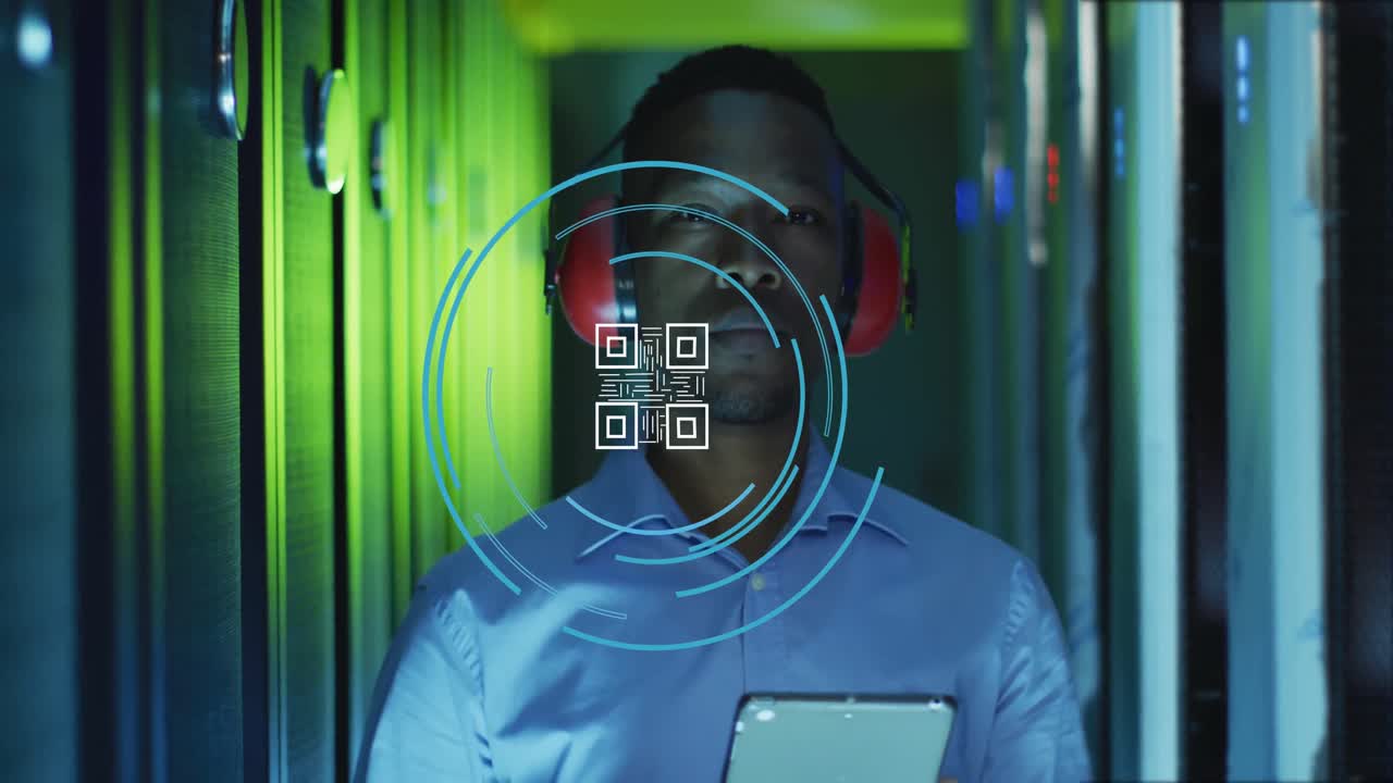 animación del procesamiento de datos sobre ingeniero informático afroamericano y servidores informáticos