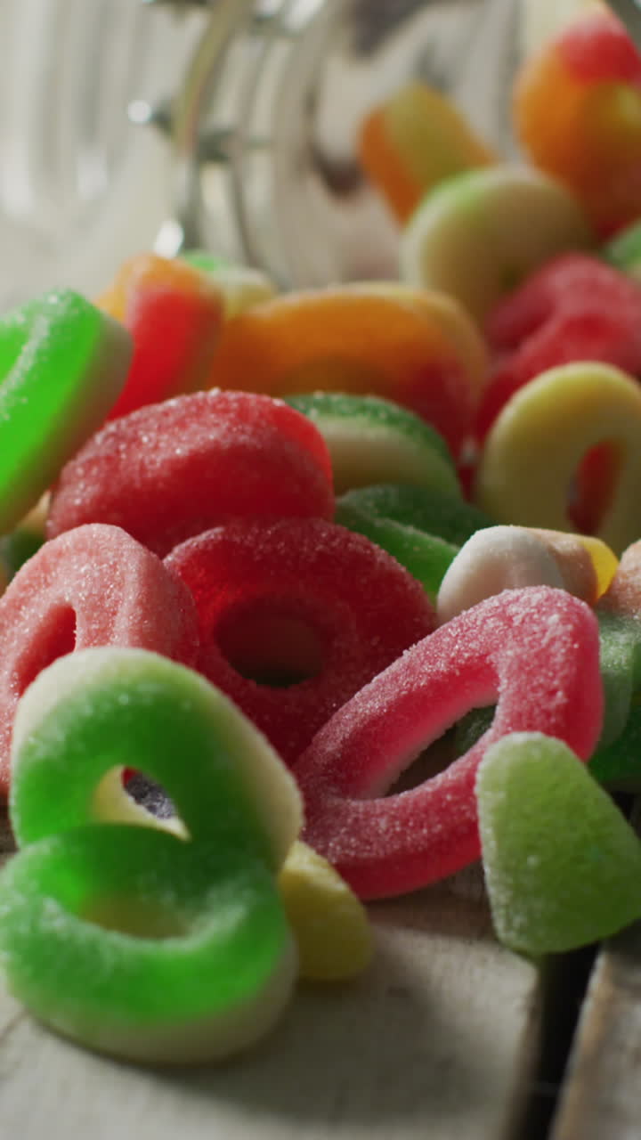 video de dulces de gelatina coloridos y sobre fondo de madera