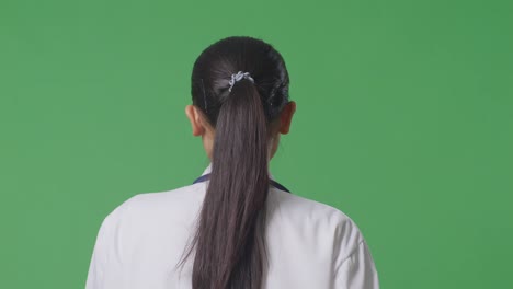 vista de fondo de una mujer asiática con un estetoscopio caminando en el fondo de la pantalla verde en el hospital