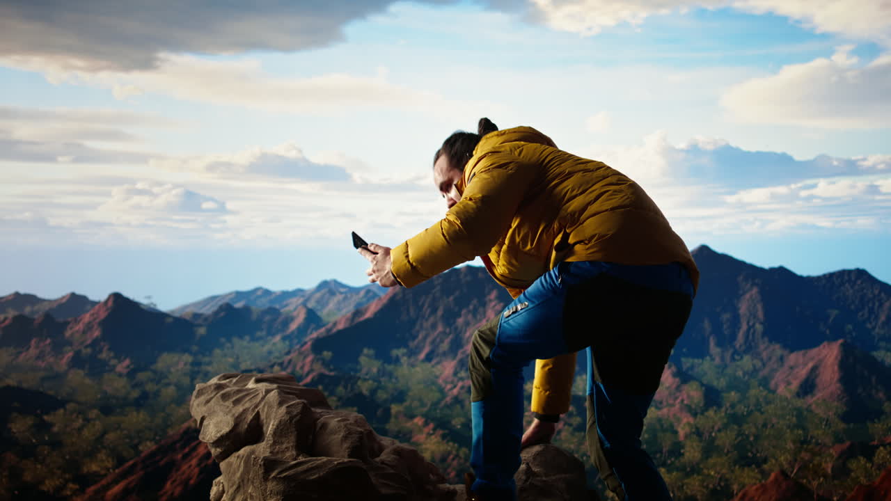 un excursionista imprudente arriesgando su vida centrándose en su teléfono y cayendo