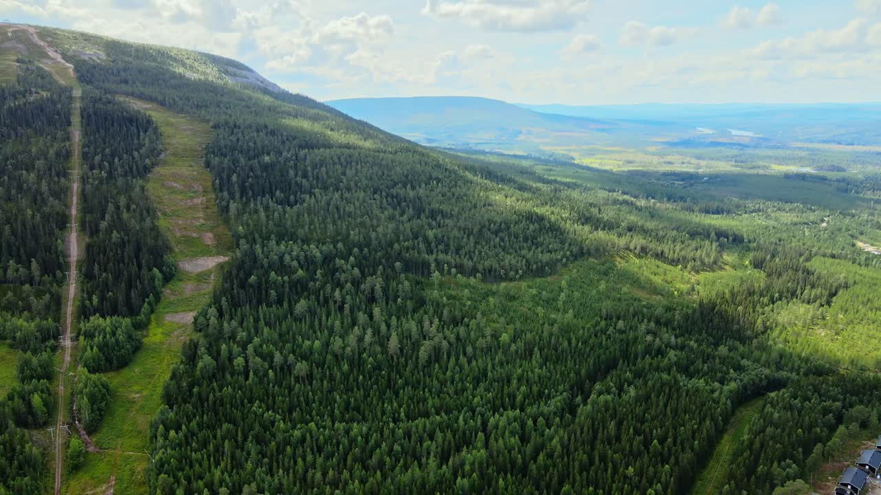 estación de esquí stoten durante el verano con bosque verde en salen, dalarna, suecia