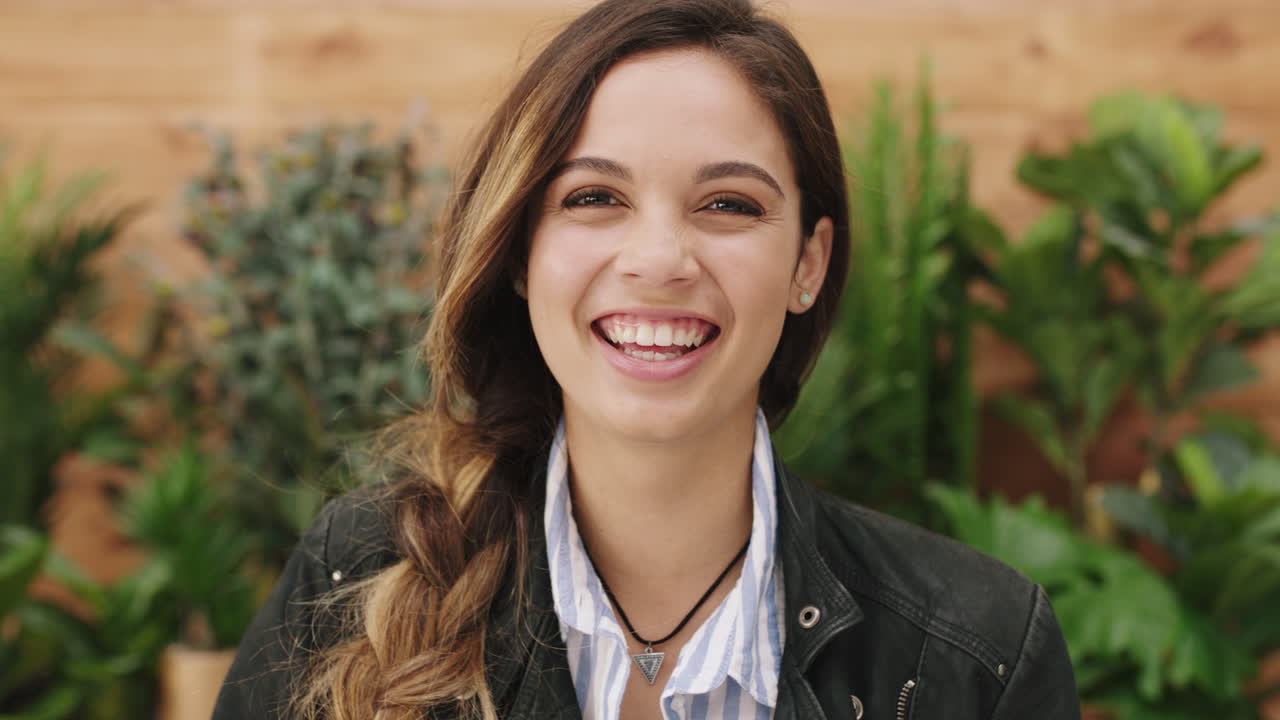 mujer joven, cara y feliz en el lugar de trabajo de inicio