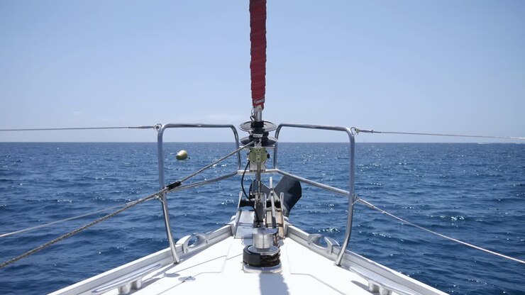 Navigazione in yacht sull'Oceano Atlantico durante una splendida giornata di sole.
