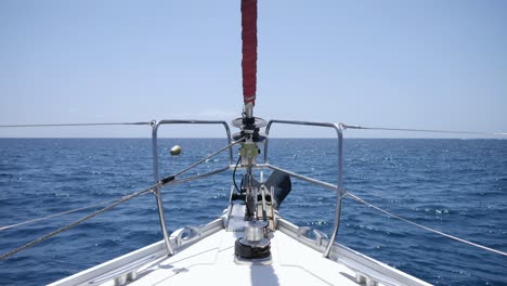 Segeln-Auf-Einer-Yacht-Auf-Dem-Atlantik-An-Einem-Schönen-Sonnigen-Tag
