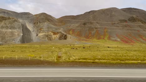 Bunte-Isländische-Berge-Aus-Einem-Auto-Aufgenommen,-Lebendige-Landschaft