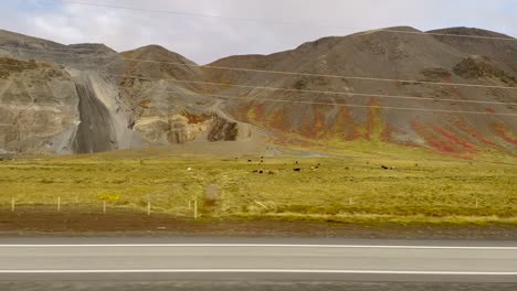 las coloridas montañas islandesas capturadas desde un coche, un paisaje vibrante