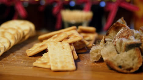 varias galletas crujientes y pan en el mostrador
