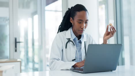 Médico,-Computadora-Portátil-Y-Píldoras-De-Investigación-De-Mujer-Negra