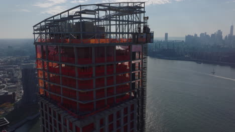 Luftaufnahme-Der-Spitze-Des-Im-Bau-Befindlichen-Wolkenkratzers.-Neue-Hochhäuser-Am-Ufer-Des-East-River.-New-York-City,-Vereinigte-Staaten