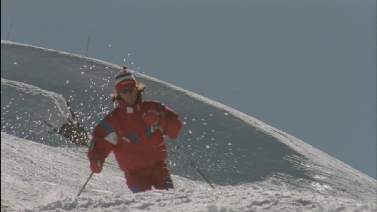 un hombre cielos por una pendiente