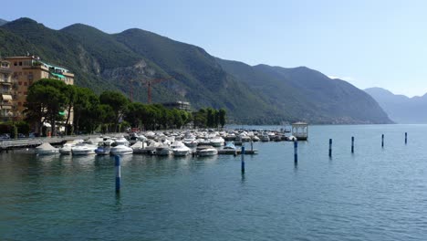 muelle de barcos de motor en el lago iseo, italia - disparo de avión no tripulado