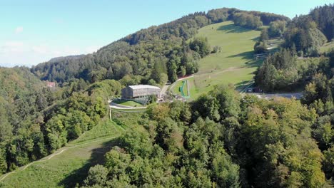 Die-Bobkart-Sommerrodelbahn-Schlängelt-Sich-über-Die-Hänge-Von-Celjska