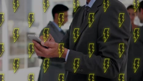 animación del patrón de flash que se mueve sobre un hombre de negocios caucásico que usa un teléfono inteligente