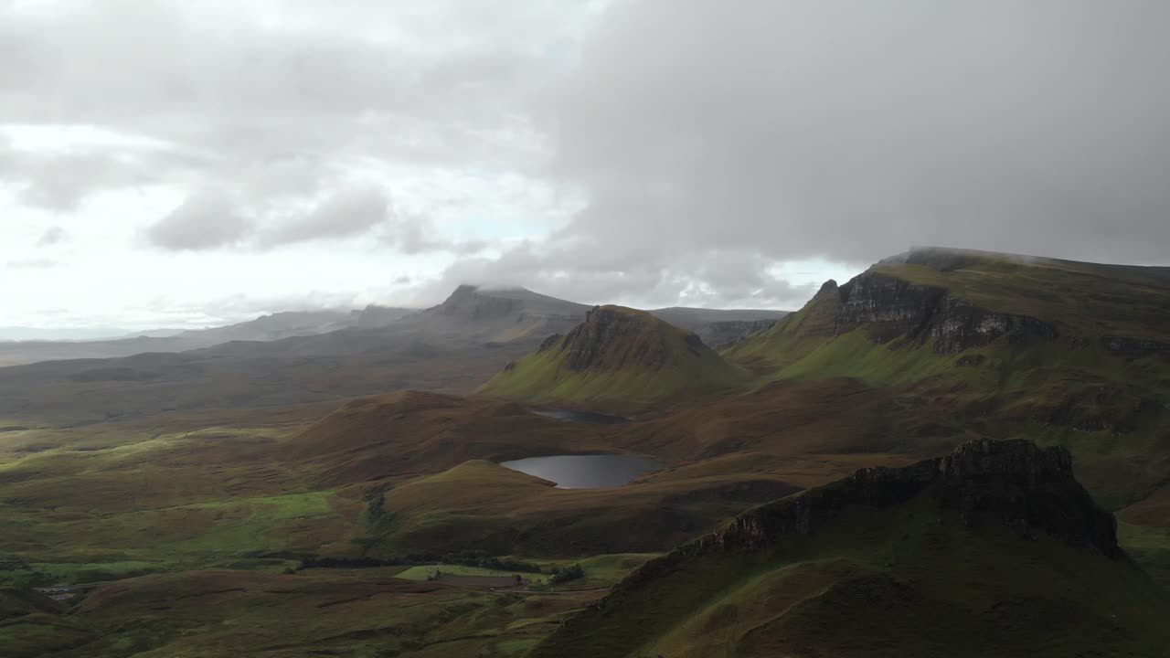 vista de drones del paisaje montañoso verde de quiraing en la isla de skye escocia