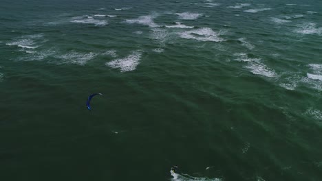 Toma-Aérea-De-Un-Surfista-De-Cometas-Frente-A-La-Costa-De-Cristal-De-Emerald-Isle,-Nc