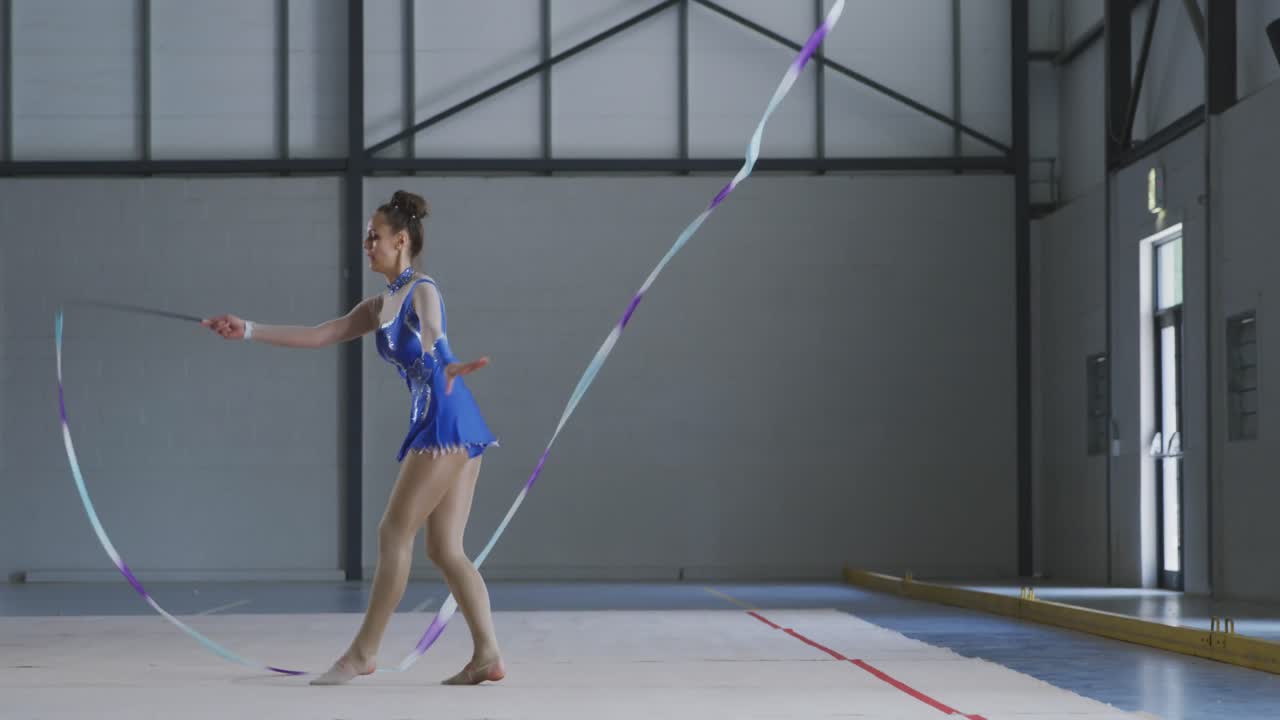 gimnasta femenina actuando en el salón de deportes