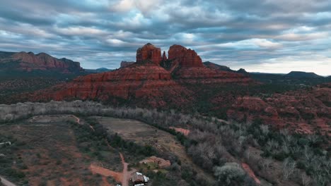 Famosa-Roca-De-La-Catedral-Contra-El-Cielo-Dramático-En-El-Paisaje-Escénico-De-Sedona-En-Arizona,-Estados-Unidos