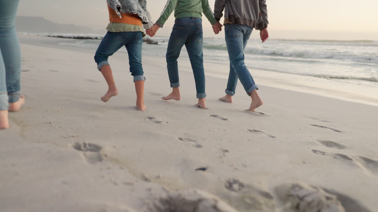 ⁇ 는 사람들의 손과 발을 잡고 여행합니다.