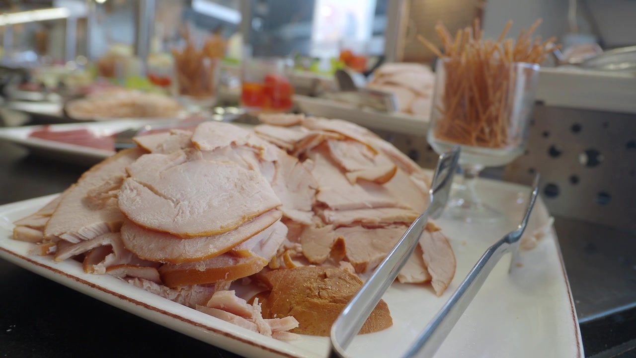 Primo piano di fette di tacchino su un piatto da buffet