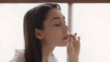mujer aplicando maquillaje