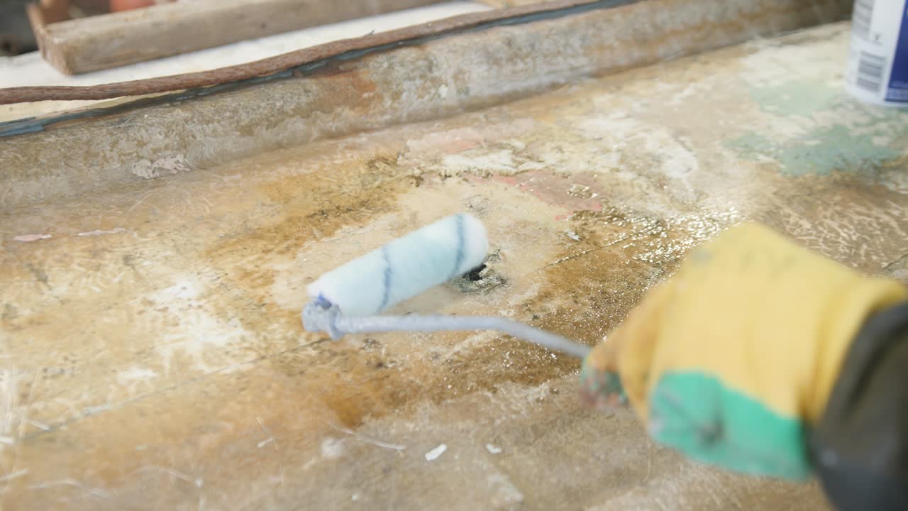 Reparation af skader på glasfiberbådskrog med CSM og polyesterharpiks.