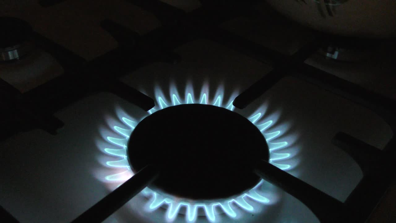 스토브에 있는 가스 버너는 어 속에서 불타요.