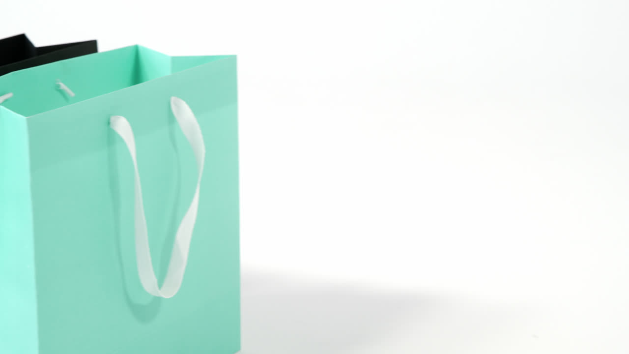 ⁇ 색 배경 에 다채로운 쇼핑 가방