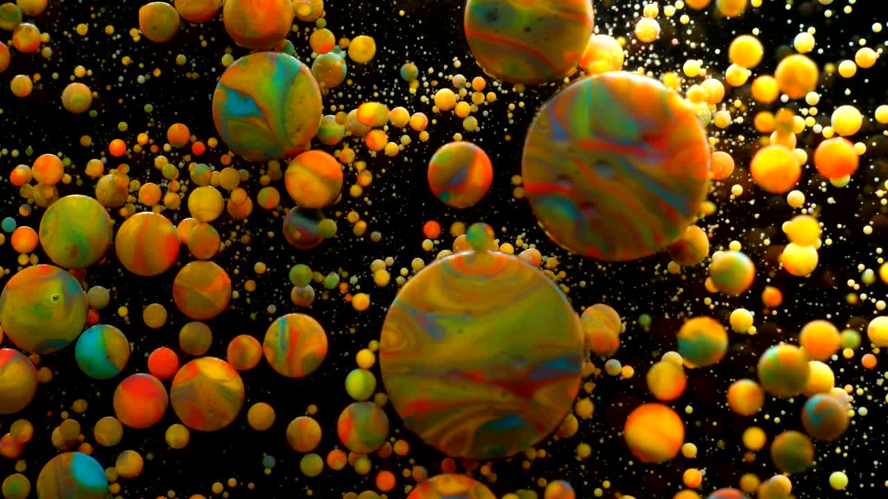 Slow motion: bolle d'olio dai colori vivaci. Bellissimo universo di pittura. Colore in movimento multicolore in primo piano. Pittura acrilica. Superficie fantastica e ipnotica. Bolle di struttura di metamorfosi di pittura astratta e colorata