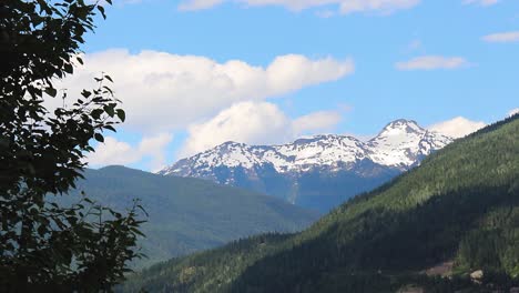 timelapse de gran angular de las montañas rocosas en alberta