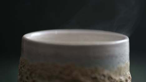 un poco de humo sobre una taza de cerámica, macro de primer plano