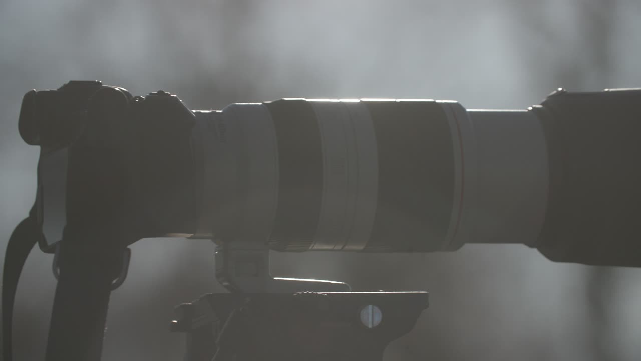 close up pan de mulher olhando através da peça de olho da câmera dslr