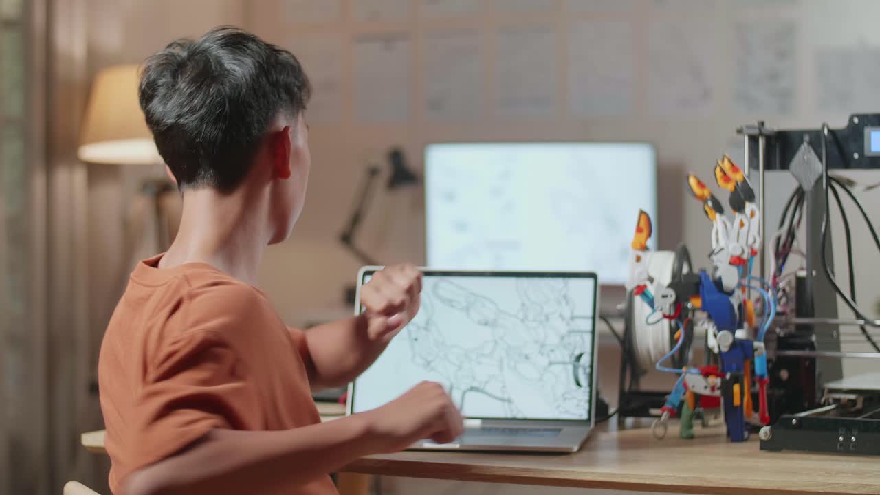 adolescente trabajando en diseño 3d y proyecto de brazo robótico