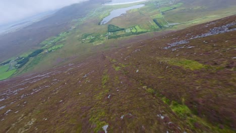 Drone-Volando-Cuesta-Abajo-Hacia-El-Hermoso-Paisaje-De-La-Isla-Achill