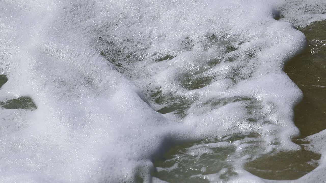 пушистые океанские волны осторожно стирают песчаный берег.