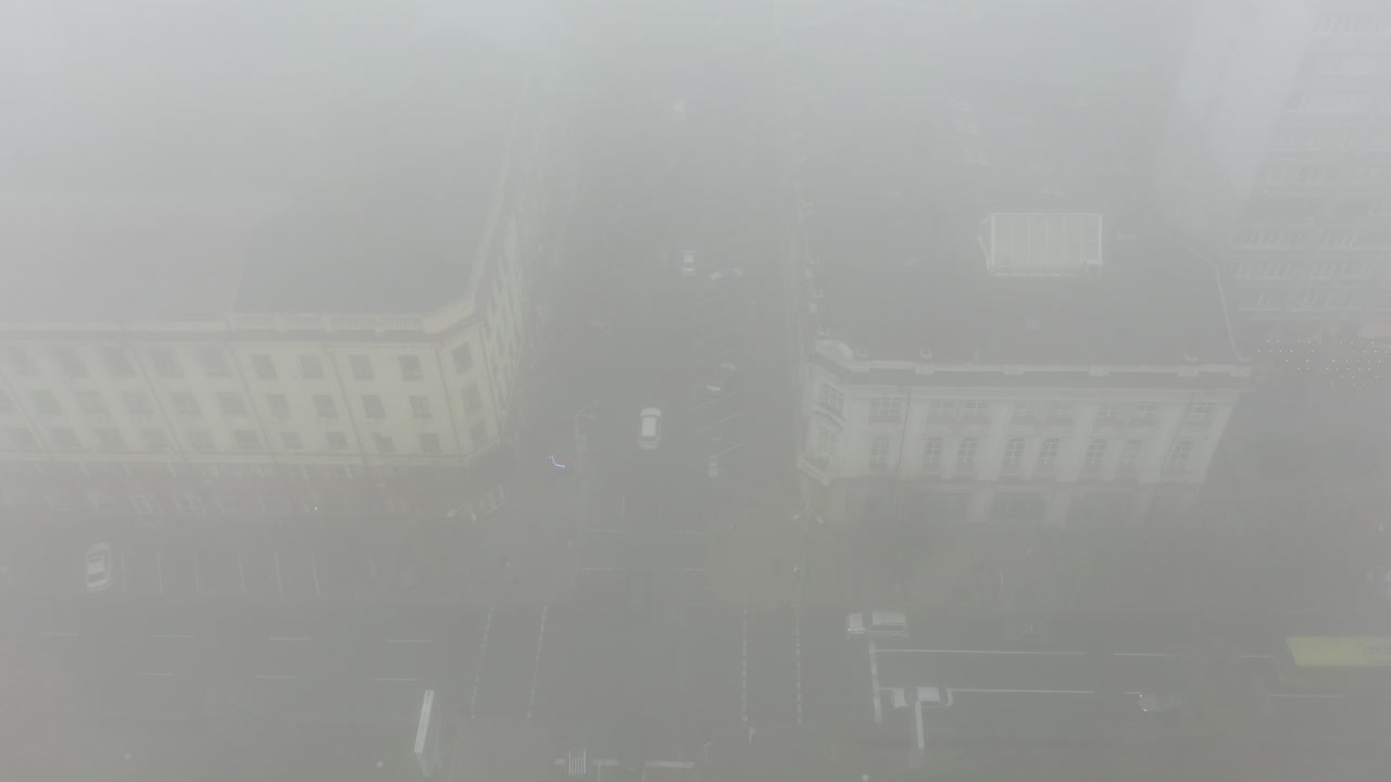 안개가 많은 도시 교차로