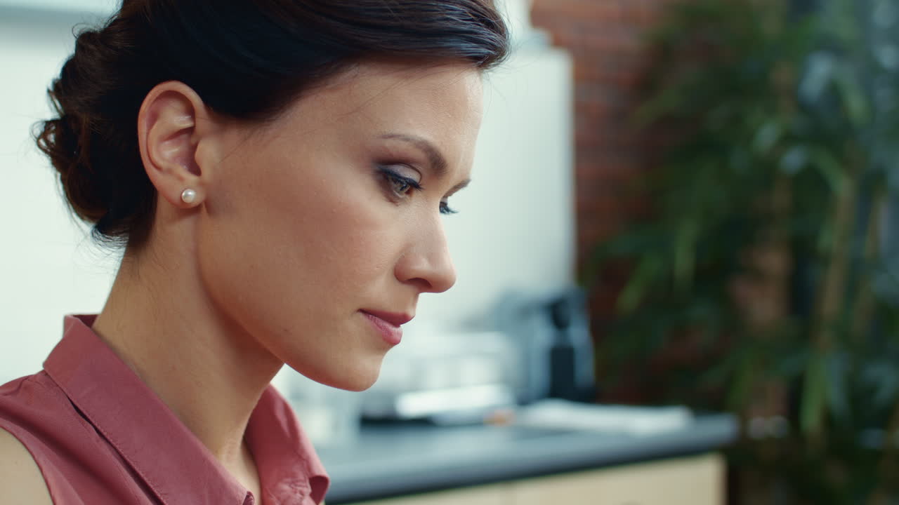 mujer de negocios terminando el trabajo en el portátil. niña navegando por internet en la computadora.