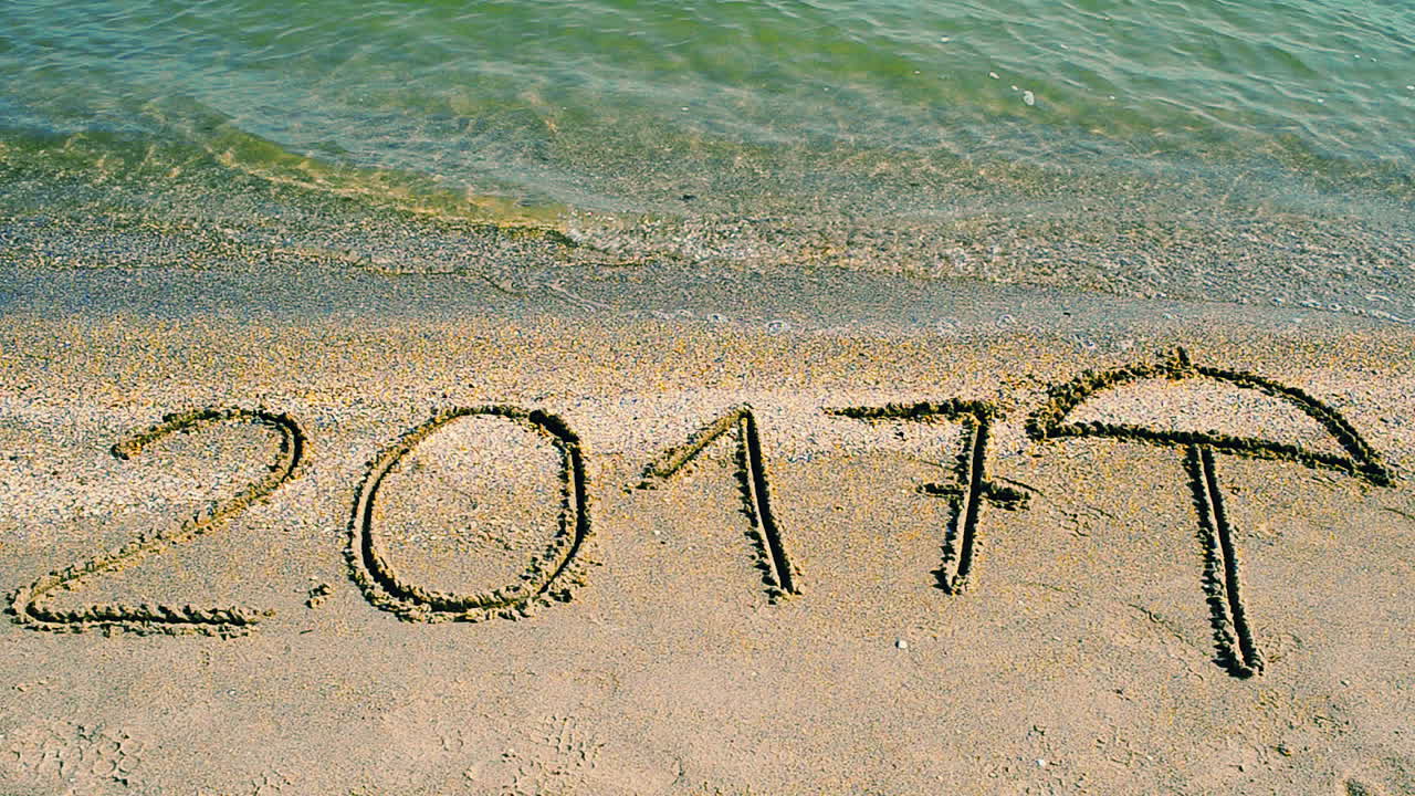 2017 sotto forma di iscrizione sulla sabbia, la spiaggia. Riprese sulla spiaggia