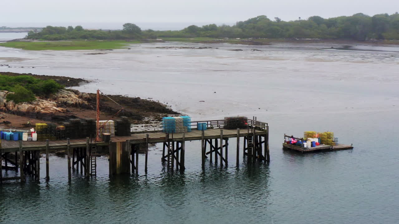 muelle de pesca de nueva inglaterra con trampas para langostas y barcos en el puerto deportivo de maine hd 30p