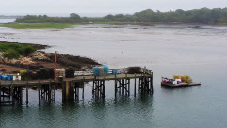 New-England-Fishing-Pier-Mit-Hummerfallen-Und-Booten-Im-Yachthafen-In-Maine-HD-30p