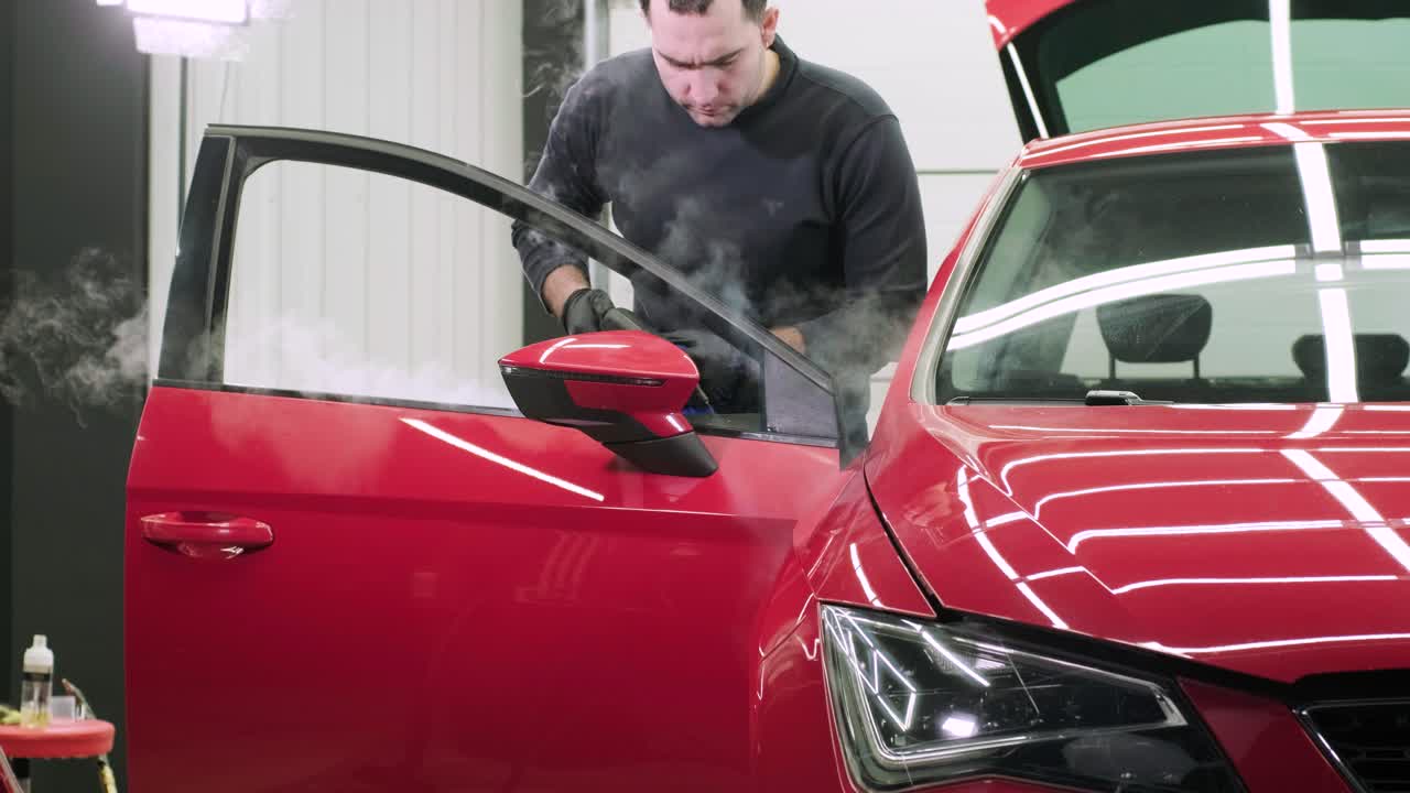 전문적인 자동차 청소. 샤워. 인테리어 세부 사항. 자동차 인테리어를 건조 청소 및 세부 사항; 깊은 좌석 청소; 자동차 세탁에서 거품을 는; 먼지에서 자동차 패널을 청소하는; 진공청소기