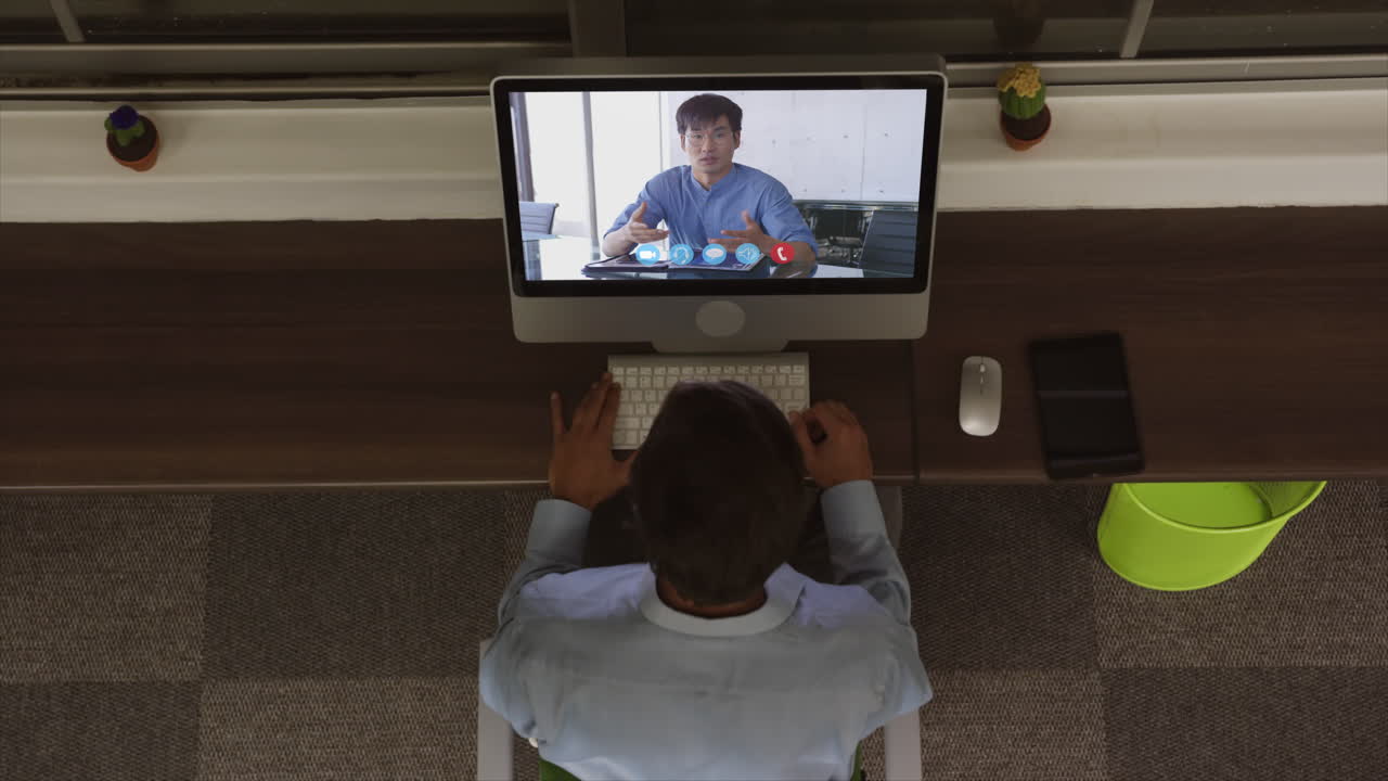 Vista dall'alto di un uomo in videoconferenza