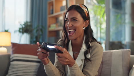 mujer jugando videojuegos en casa