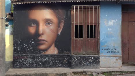 una hermosa foto de los edificios y calles adoquinadas de trinidad cuba con tiendas pintadas y artísticas