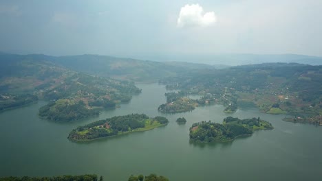 Niebla-Matutina-En-El-Lago-Bunyonyi-En-Uganda---Toma-Aérea-De-Drones